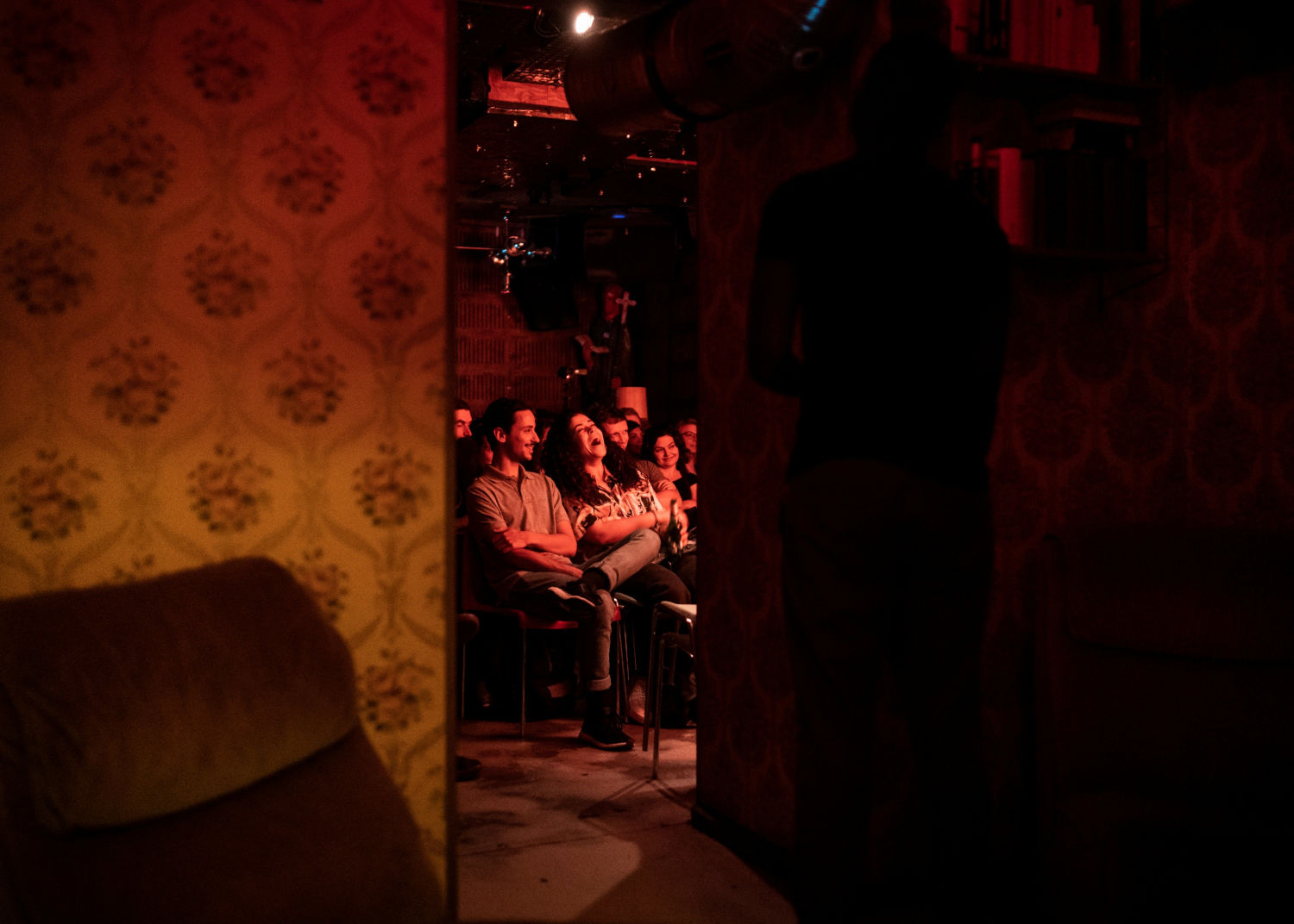 Besucherinnen und Besucher einer Stand-up-Show in Berlin
