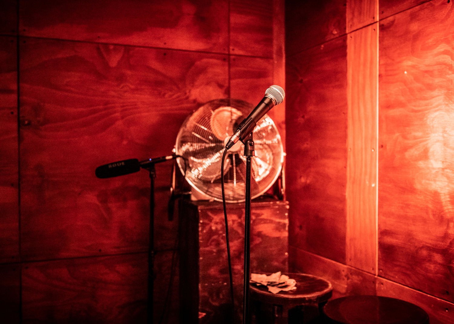 Stand-up-Bühne vor der Show 'Stereo Comedy' in Berlin