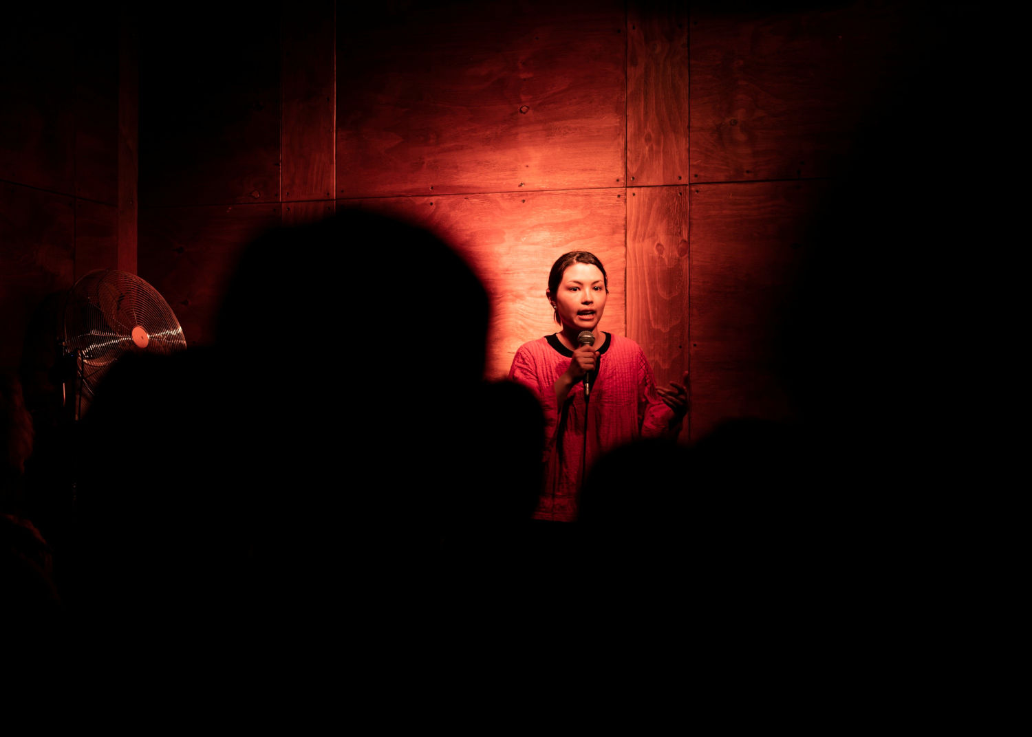 Die Comedienne Erika Ratcliffe spielt in Berlin mehrmals pro Woche, hier bei der Show 'Stereo Comedy'