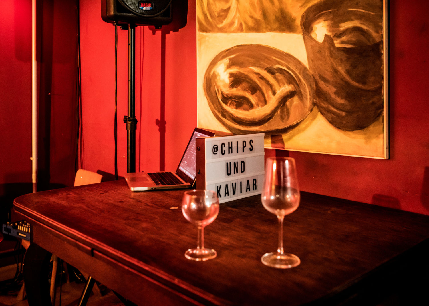 Bei der Berliner Stand-up-Show Chips&Kaviar spielen mehrere Comedians und Comediennes einige Minuten lang