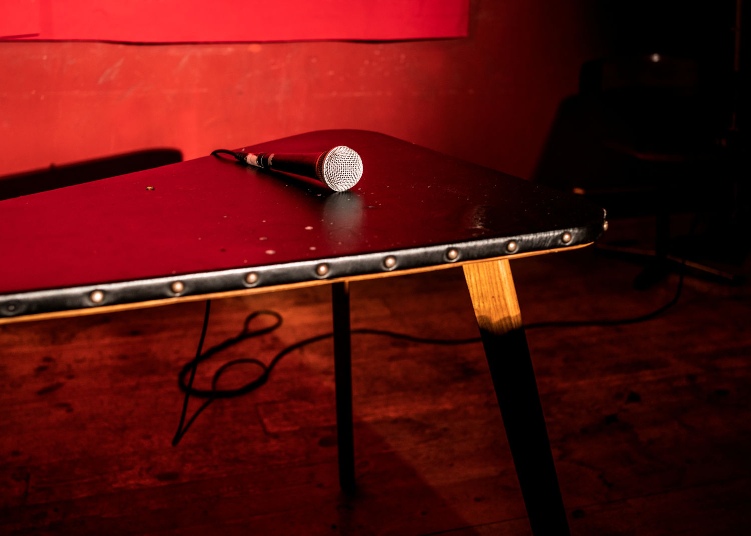 Stand-up-Stillleben: Mikro ohne Ständer auf Tischchen