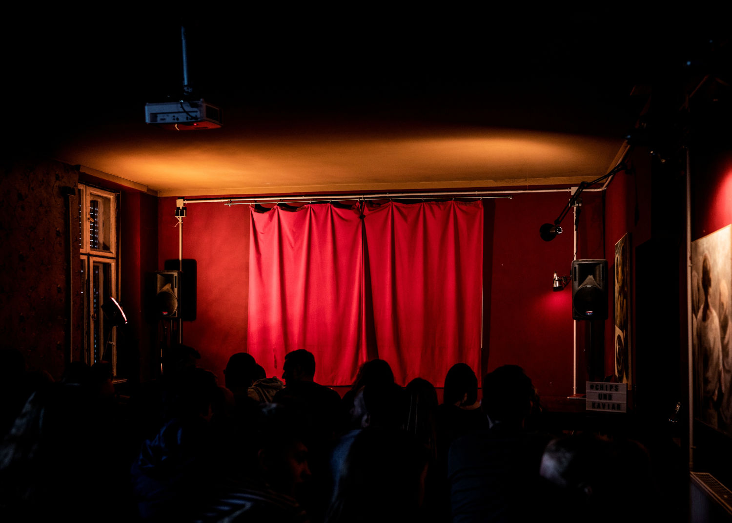 Erwartungsvolle Besucher bei der Stand-up-Show Chips&Kaviar in Berlin