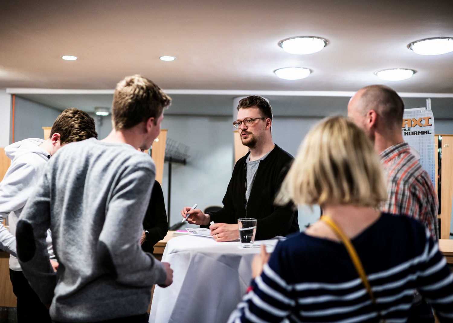 Autogrammstunde mit Maxi Gstettenbauer nach der Show in der Urania